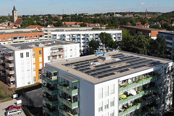 Mieterstrom Phtovoltaik Anlage auf dem Dach eines Wohngebäudes in Bernburg