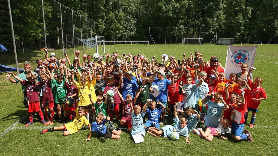 viele Kinder nach einem Fußballspiel